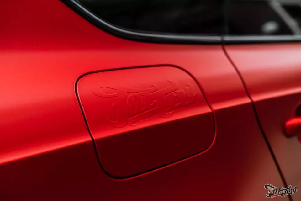 Audi A5. Оклейка в красный сатин и антихром!